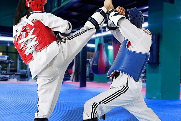 Taekwondo-udstyr forbedrer for hastighed og elektronisk scoring