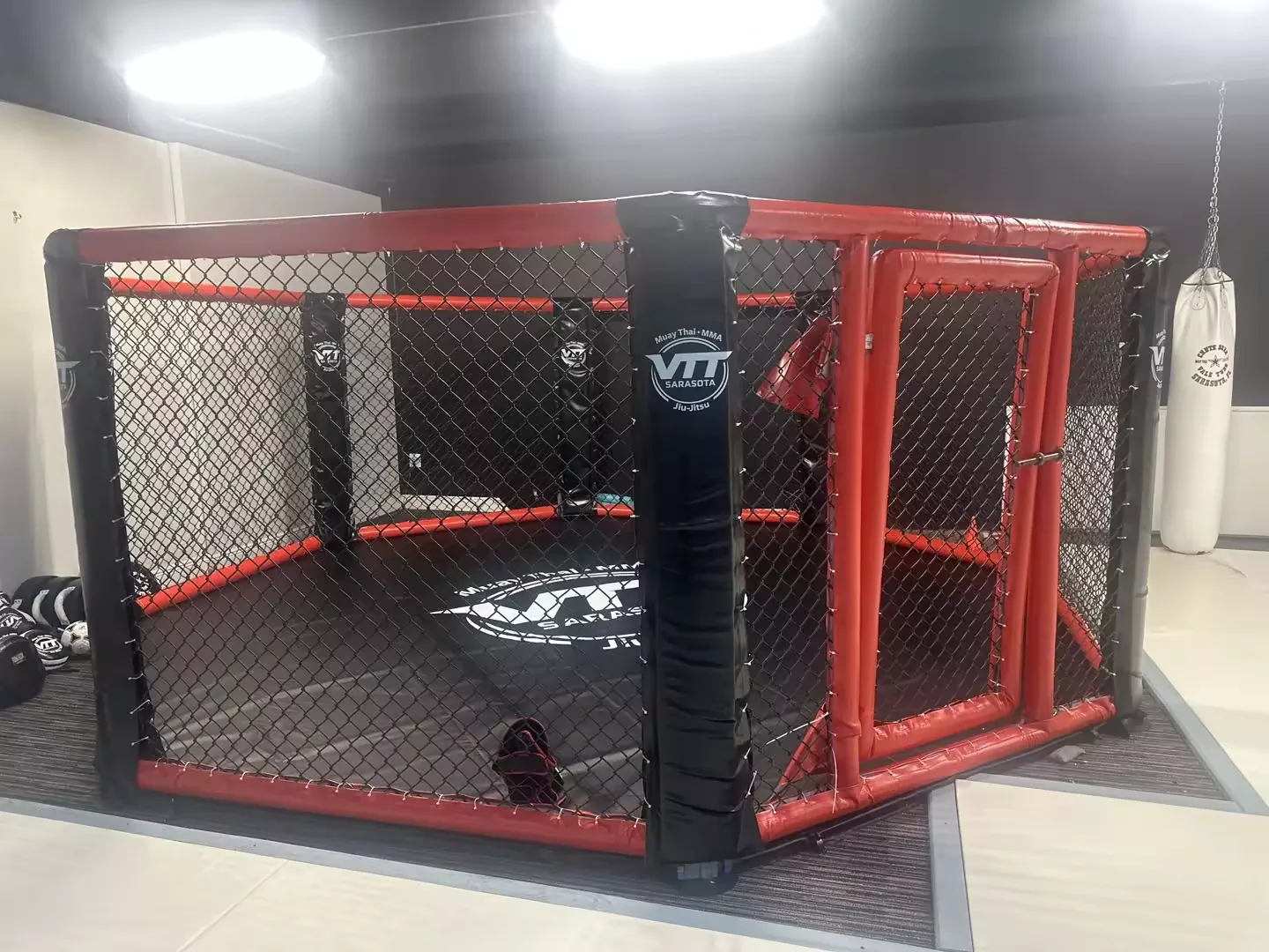 Hvordan kan en brugerdefineret MMA-ottekant balancere sikkerhed, holdbarhed og brandvisning i et højintensitets-kampgymnastik?
